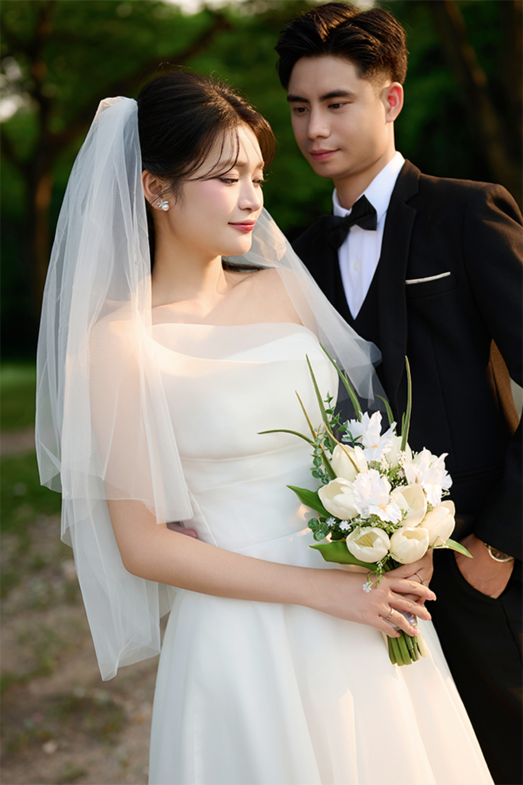 Cô dâu cùng đóa hoa hồng trắng